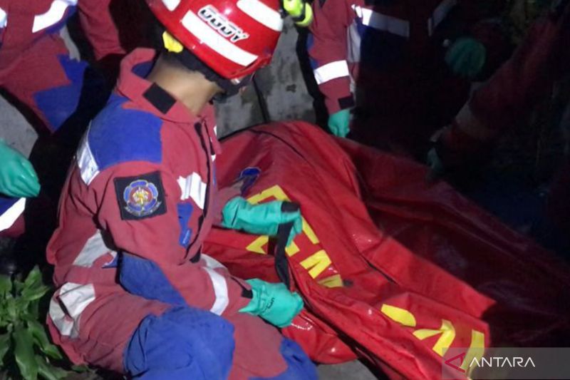 mayat-pria-tanpa-identitas-ditemukan-mengapung-di-kali-pulomas