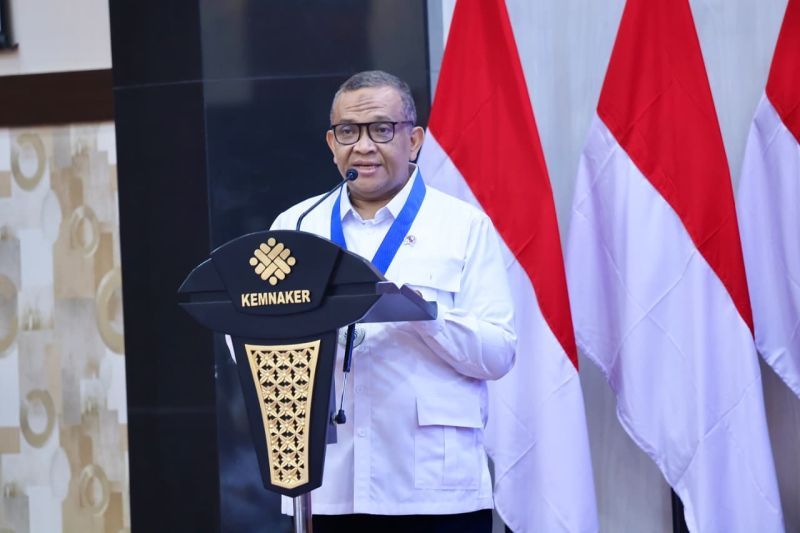 wamenaker-afriansyah-noor-terima-gelar-afeo-honorary-fellow