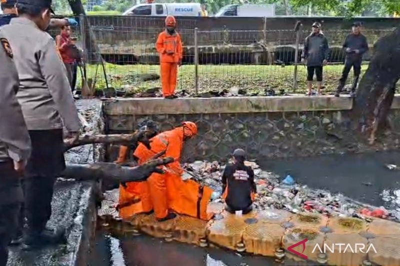 mayat-bayi-di-aliran-cengkareng-drain-jakbar-dievakuasi