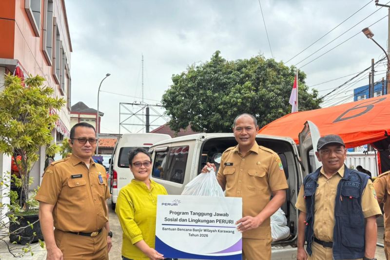 peruri-salurkan-paket-sembako-untuk-korban-banjir-di-karawang