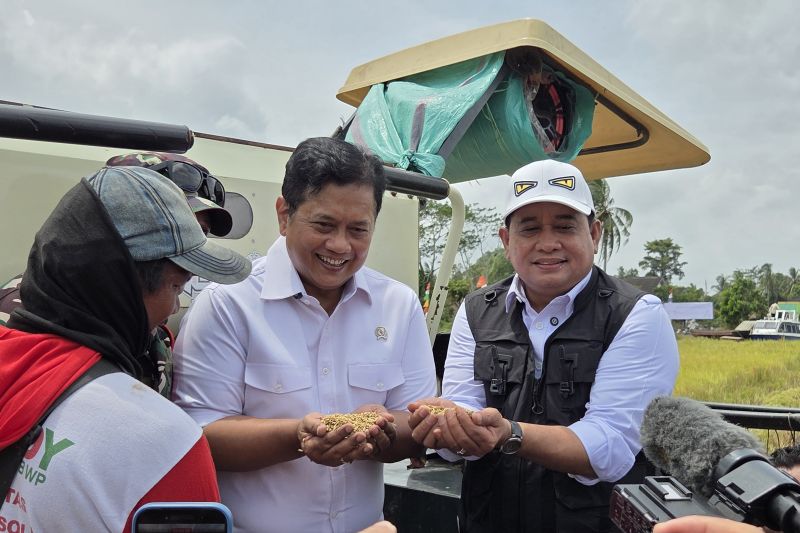 kementrans-kucurkan-bantuan-rp100-juta-untuk-petani-telang-rejo-sumsel