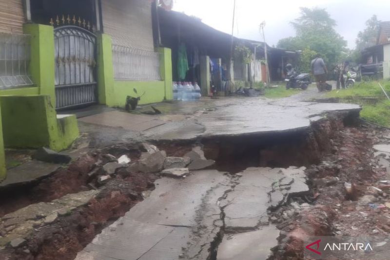 Hujan deras picu longsor di kompleks Kodam Bekasi