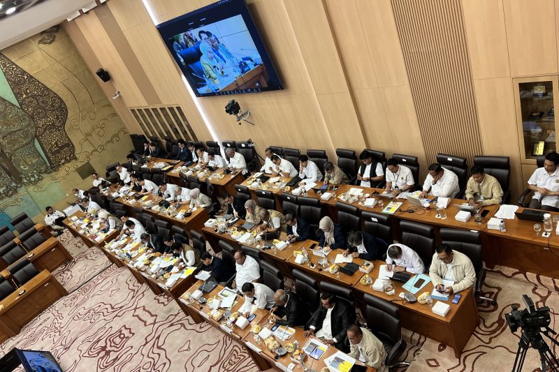 bahlil-tambah-jumlah-bantuan-pasang-baru-listrik-jadi-500-ribu-rt