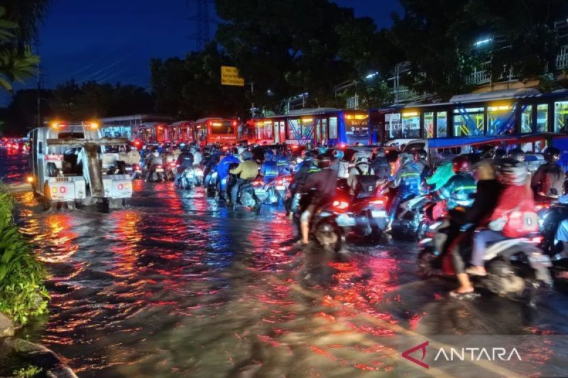 banjir-kcic-imbau-penumpang-akses-stasiun-whoosh-lewat-tol-atau-lrt