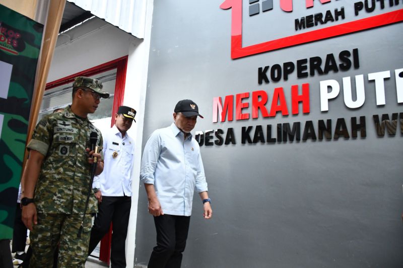 zulhas-apresiasi-peran-tni-bangun-kdmp-di-purbalingga