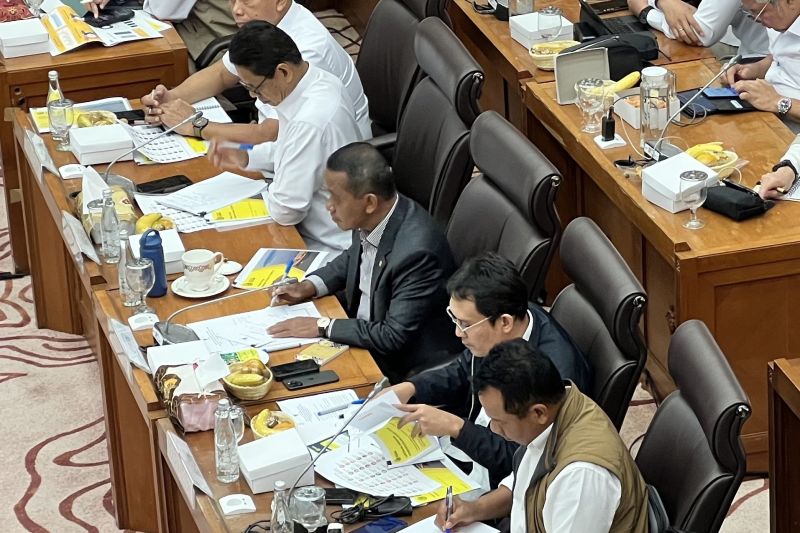 bahlil-perintahkan-bph-migas-tambah-kuota-bbm-subsidi-untuk-papua