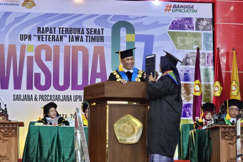 Rektor UPN Jatim dorong lulusan berintegritas hadapi dinamika global