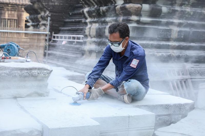 Arkeolog restorasi perpustakaan di objek wisata Angkor Wat, Kamboja