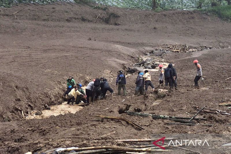Banjir-longsor terjang Bandung Barat, tujuh meninggal & ratusan hilang