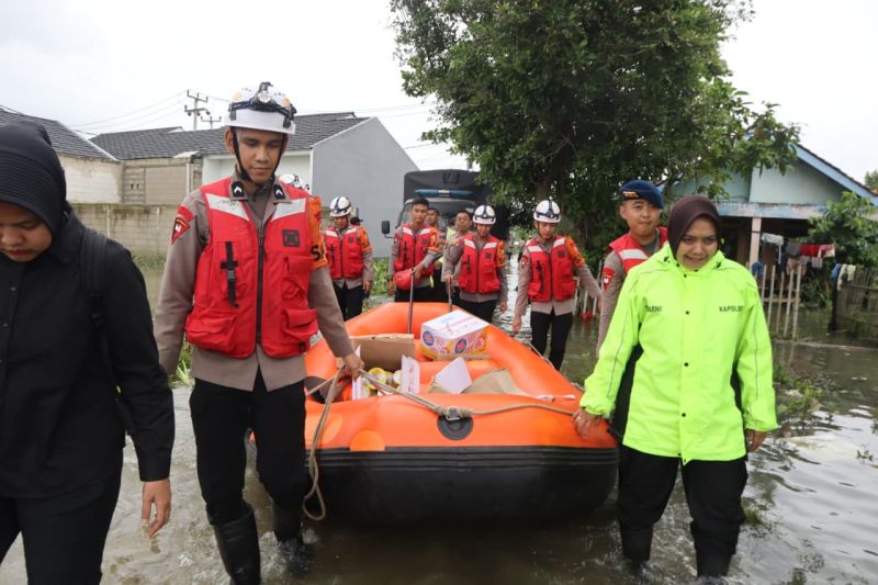polda-metro-jaya-salurkan-bantuan-bagi-warga-bekasi-terdampak-banjir