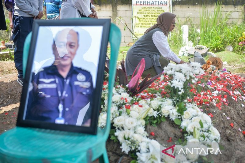 Pemakaman pilot pesawat ATR 42-500 Capt. Andy Dahananto