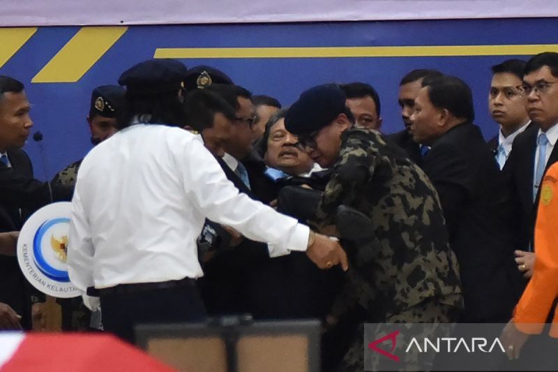 menteri-kkp-pingsan-saat-penghormatan-korban-kecelakaan-pesawat-atr