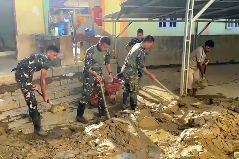 Gotong royong di Aceh, TNI bersihkan rumah warga-sekolah dari lumpur