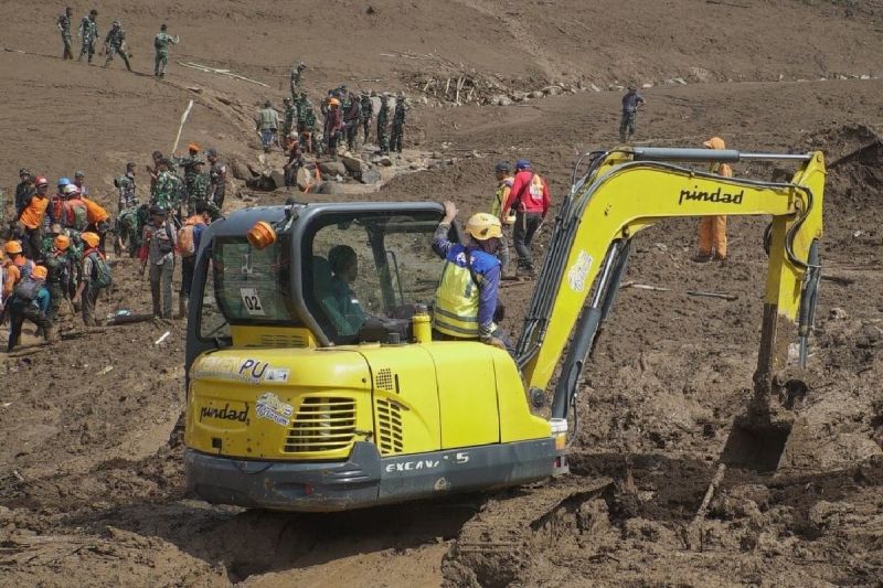 kementerian-pu-kerahkan-alat-berat-untuk-penanganan-longsor-di-cisarua