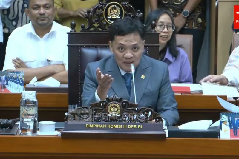 Komisi III DPR menegaskan Polri berada di bawah Presiden langsung