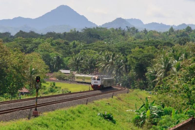 krl-palur-yogya-sempat-terhenti-di-maguwoharjo-dampak-gempa-pacitan