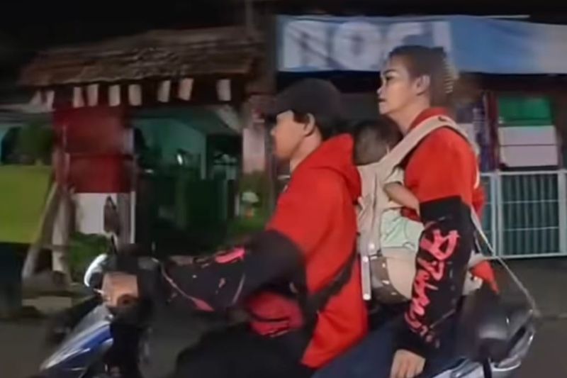 pasutri-merokok-sambil-bawa-bayi-saat-berkendara-di-palmerah-jakbar