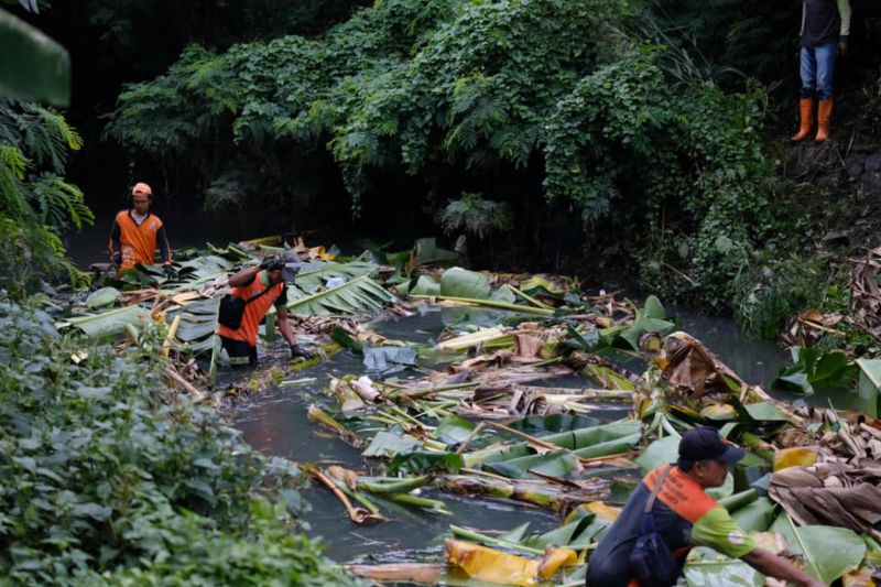 Cegah banjir, Kecamatan Cakung rutin bersihkan saluran di Pulogebang