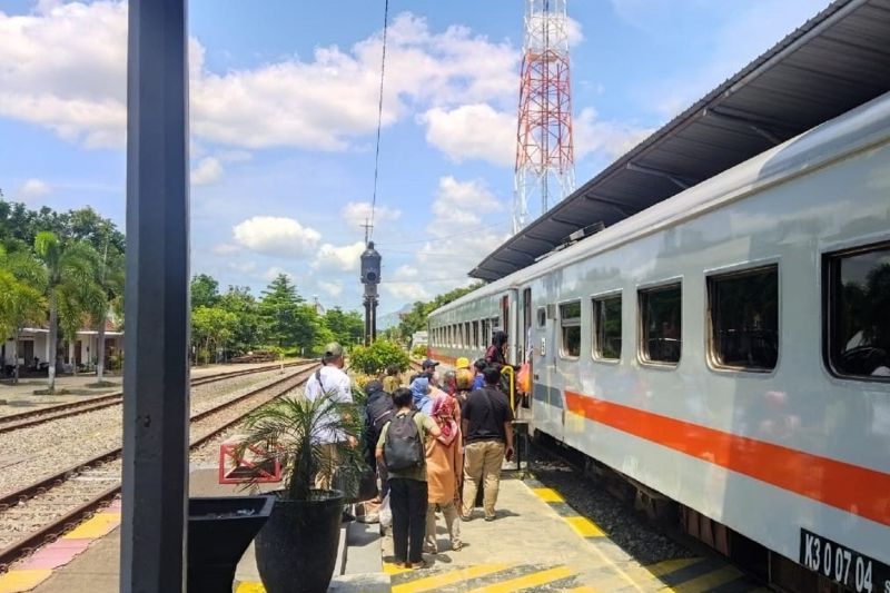 daop-madiun-hentikan-11-perjalanan-ka-saat-gempa-pacitan-berlangsung