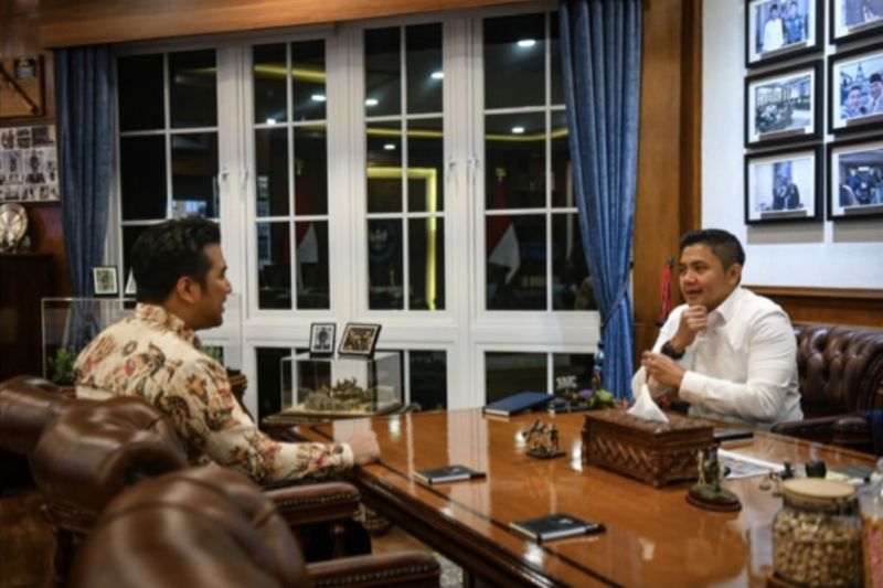 seskab-bahas-percepatan-infrastruktur-jatim-bersama-wagub-emil