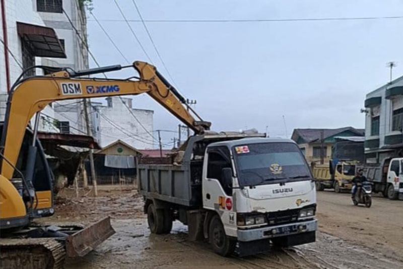 kementerian-pu-angkut-698-ton-sampah-dan-lumpur-bencana-di-aceh