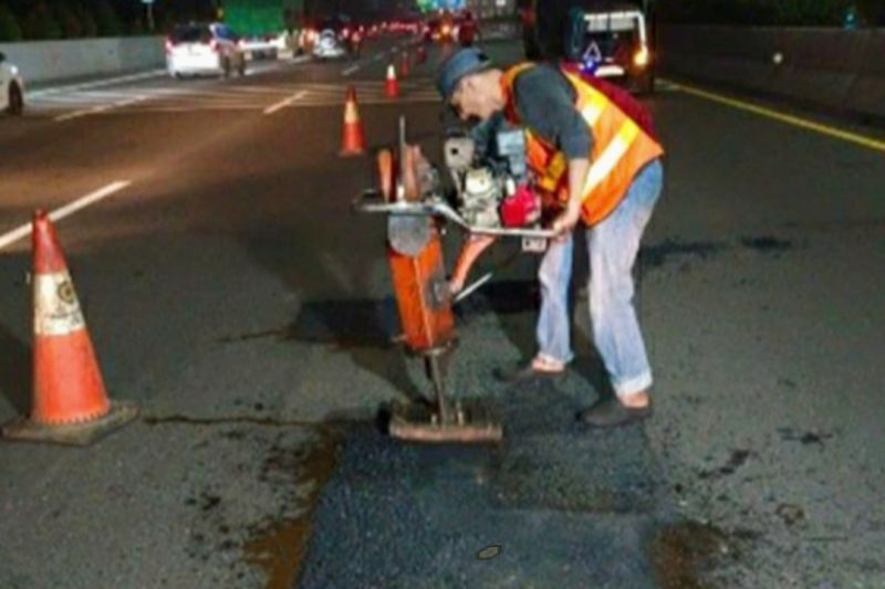 jasamarga-tangani-jalan-berlubang-akibat-hujan-deras-di-tol-japek