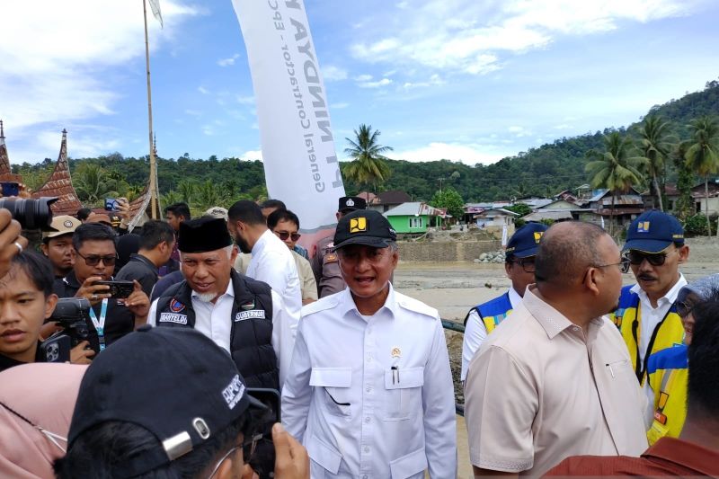 menteri-pu-pastikan-pengerjaan-irigasi-di-padang-terus-berlanjut