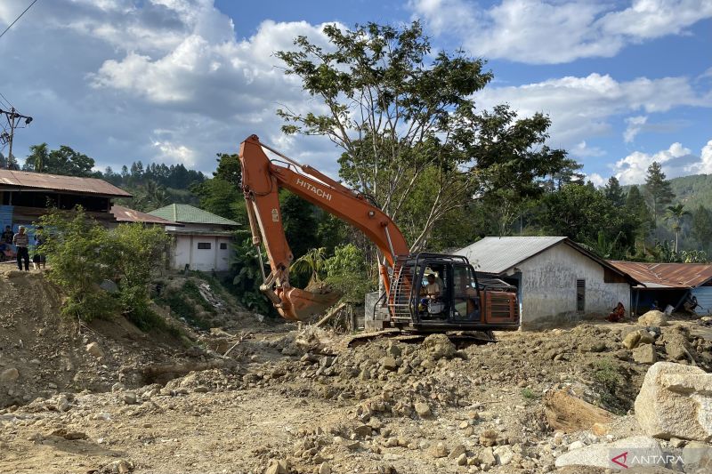 pembersihan-material-di-jalan-lintas-blangkejeren-kutacane-dikebut