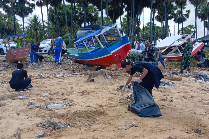 PWI NTT menggelar baksos bersih Pantai Oesapa Kupang sambut HPN 2026