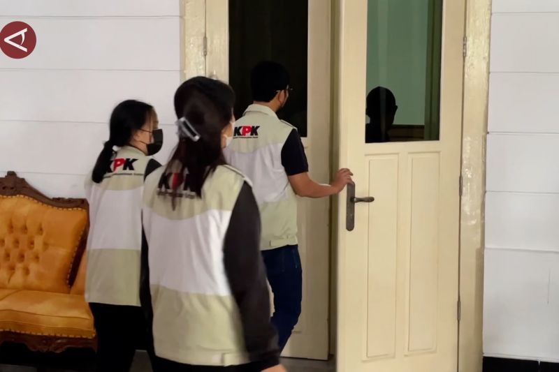 KPK geledah kantor dan rumah dinas Bupati Pati