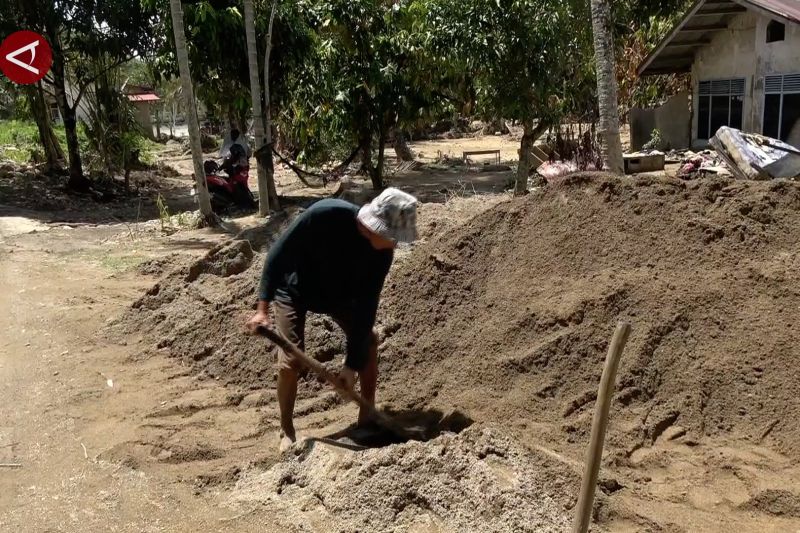 pasir-bekas-banjir-bandang-padang-pariaman-jadi-sumber-rezeki-warga
