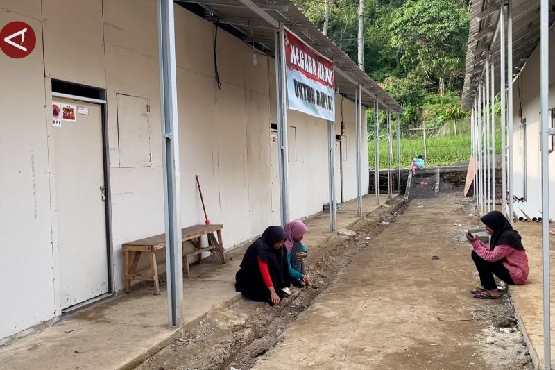 Warga Padang Kunyit Tanah Datar mulai tempati huntara dari BNPB