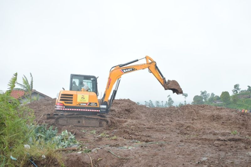 kementerian-pu-kerahkan-14-ekskavator-untuk-penanganan-longsor-cisarua