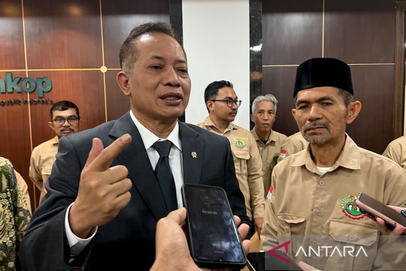 menkop-tegaskan-kopdes-siap-produksi-genteng-sesuai-arahan-prabowo