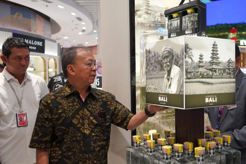 koster-minta-produk-arak-bali-diperbanyak-di-gerai-bandara