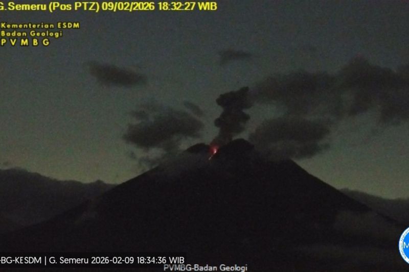 Gunung Semeru kembali erupsi dengan letusan setinggi 900 meter