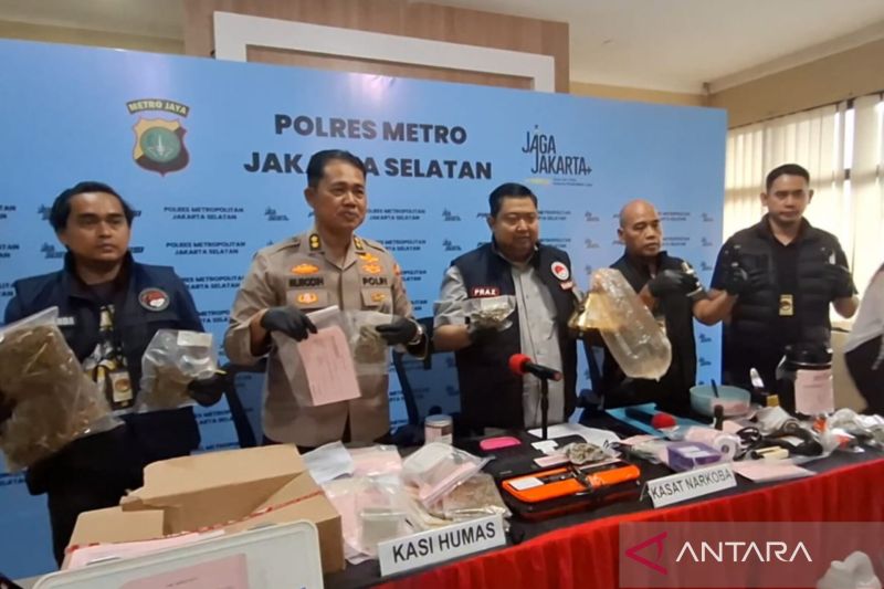 polisi-tangkap-pemengaruh-yang-diduga-memproduksi-narkoba