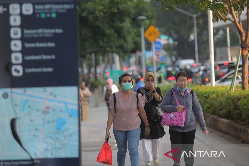 Pakai masker, kualitas udara Jakarta tak sehat Rabu pagi