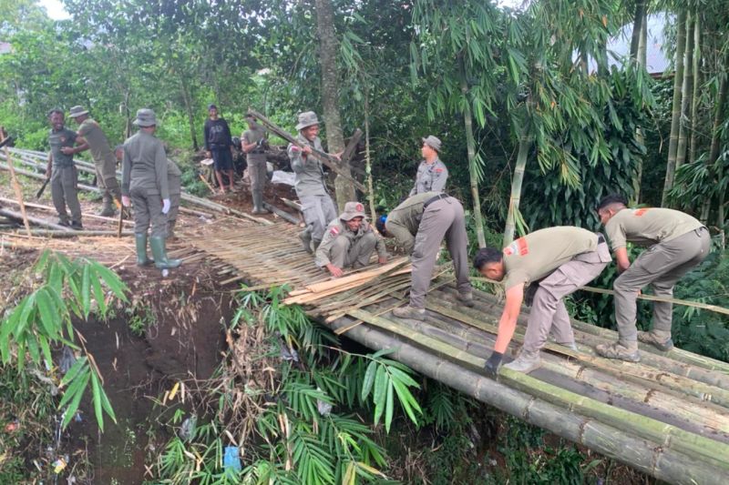 Brimob Polda NTT membangun jembatan penghubung di Manggarai