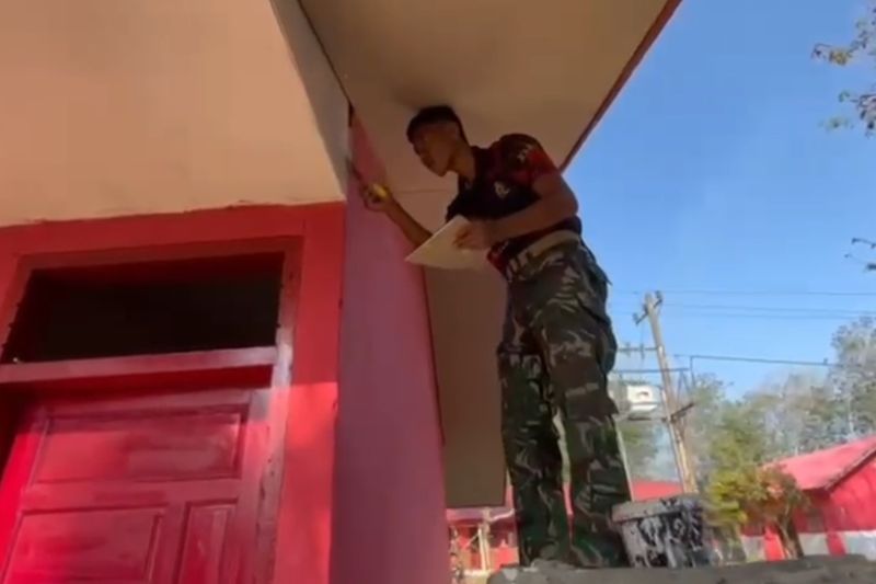 Jelang Ramadhan, TNI pulihkan perumahan lansia dan guru di Aceh