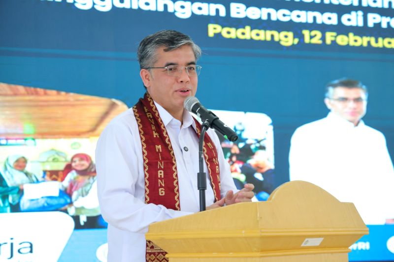 kemnaker-salurkan-bantuan-rp303-miliar-untuk-pemulihan-ekonomi-sumbar