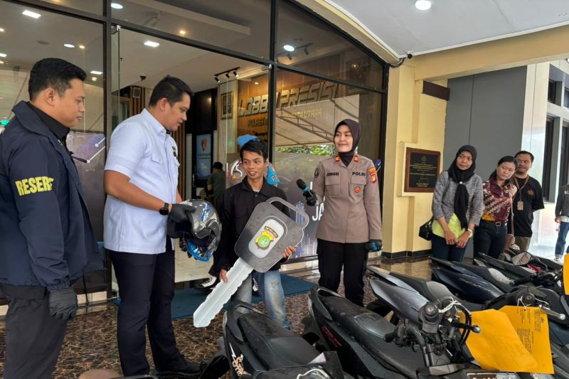 polisi-kembalikan-motor-hasil-curian-kepada-korban-di-jakut