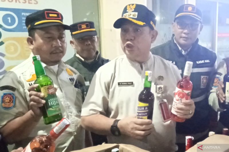 jelang-ramadhan-petugas-sita-puluhan-miras-di-jaktim