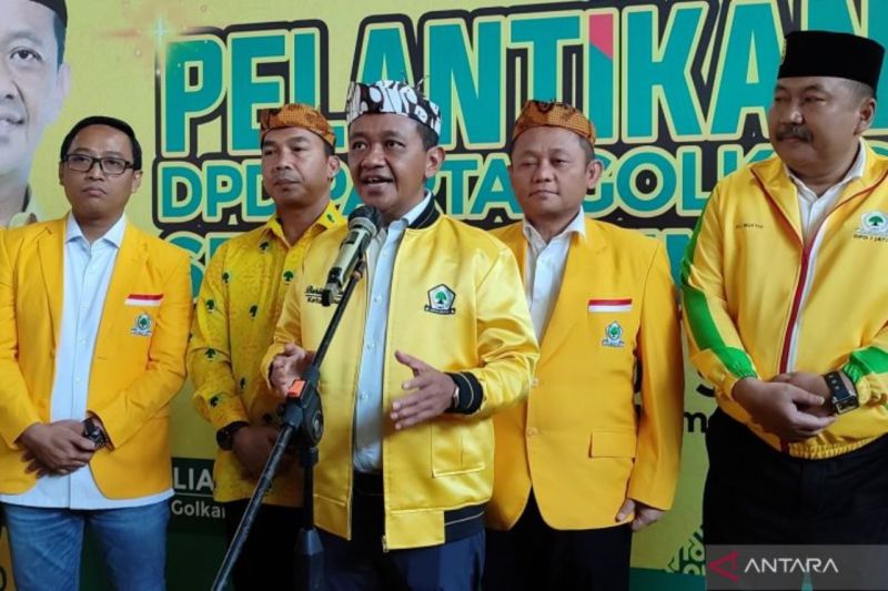 Bahlil menggoda Emil Dardak untuk gabung Golkar