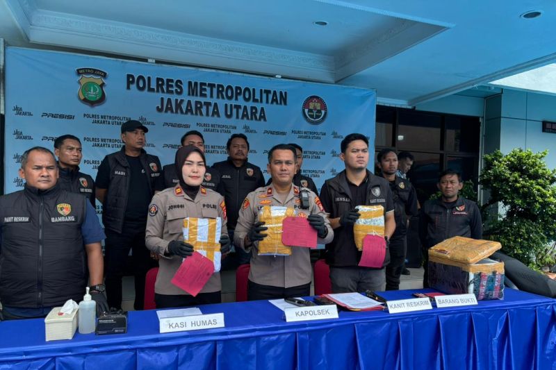 polisi-tangkap-kurir-narkoba-di-kantor-ekspedisi-cipinang-jaktim