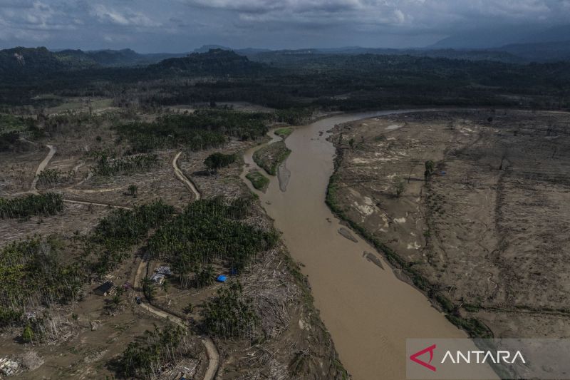 warga-terdampak-banjir-bangun-rumah-ibadah-dari-kayu-gelondongan