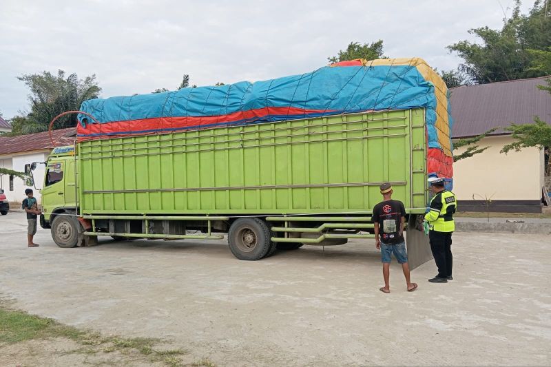 Polda Gorontalo tertibkan kendaraan bermuatan lebih