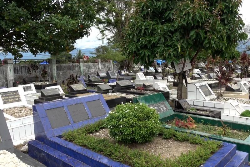 ribuan-makam-di-padang-disilang-pemkot-minta-keluarga-bayar-retribusi