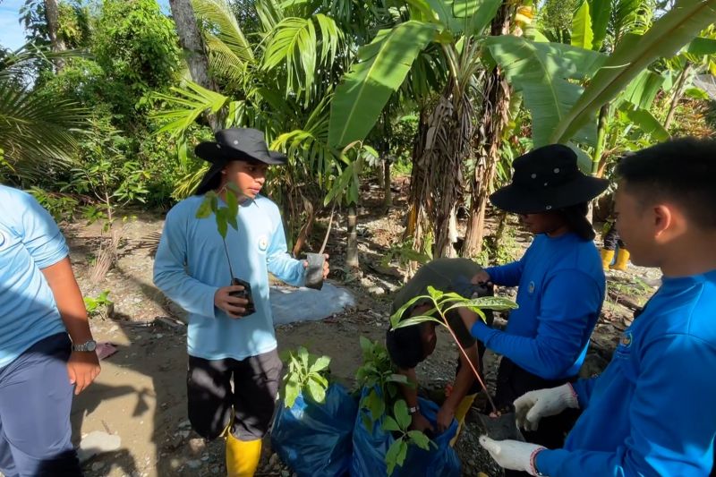 taruna-kkp-tanam-bibit-buah-di-daerah-terdampak-bencana-kabupaten-agam