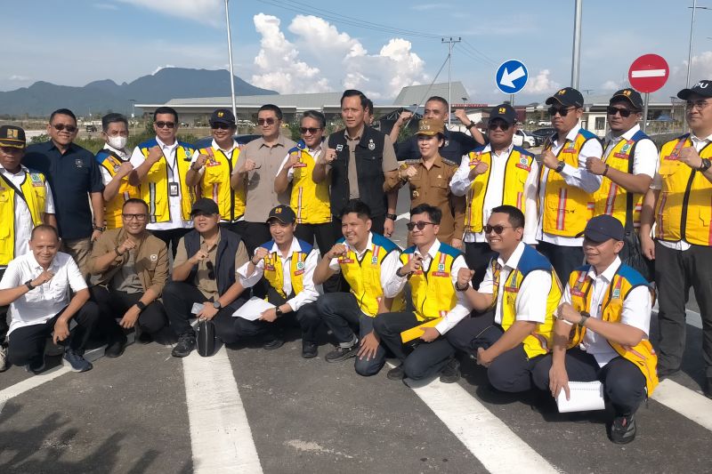 menko-ahy-tinjau-akses-jalan-bandara-singkawang-kalbar